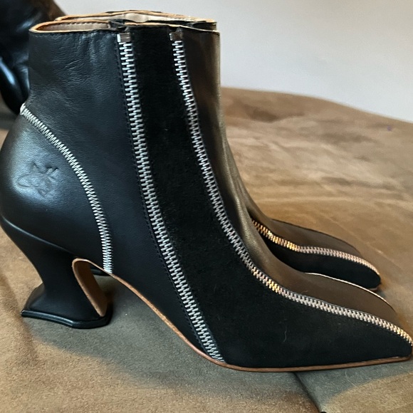 Fluevog Super Fine "Highness" zippered ankle boots, NWOB, black / silver, size 7 - Picture 6 of 14